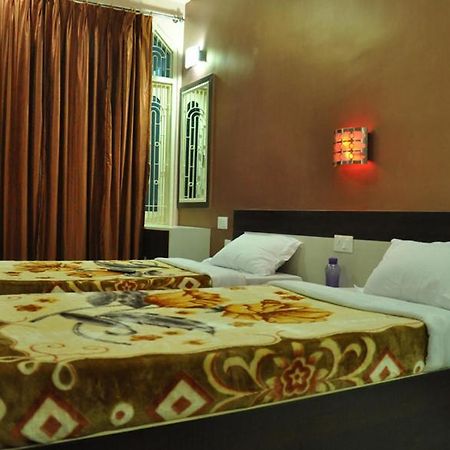 فاراناسي Hotel Kiran Palace المظهر الخارجي الصورة