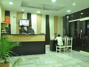 فاراناسي Hotel Kiran Palace المظهر الخارجي الصورة