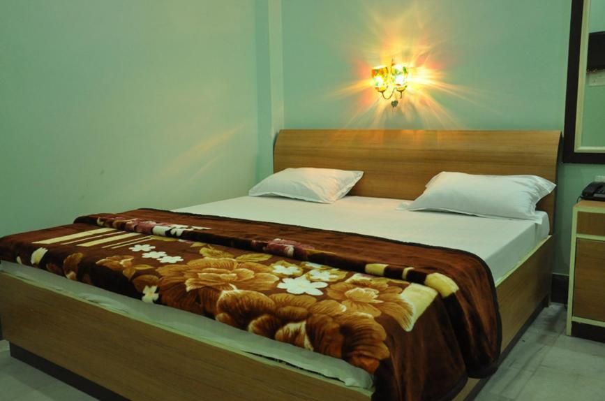 فاراناسي Hotel Kiran Palace الغرفة الصورة