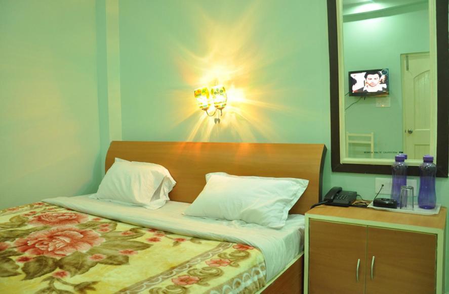 فاراناسي Hotel Kiran Palace الغرفة الصورة