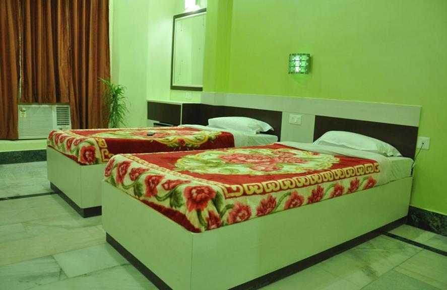 فاراناسي Hotel Kiran Palace الغرفة الصورة