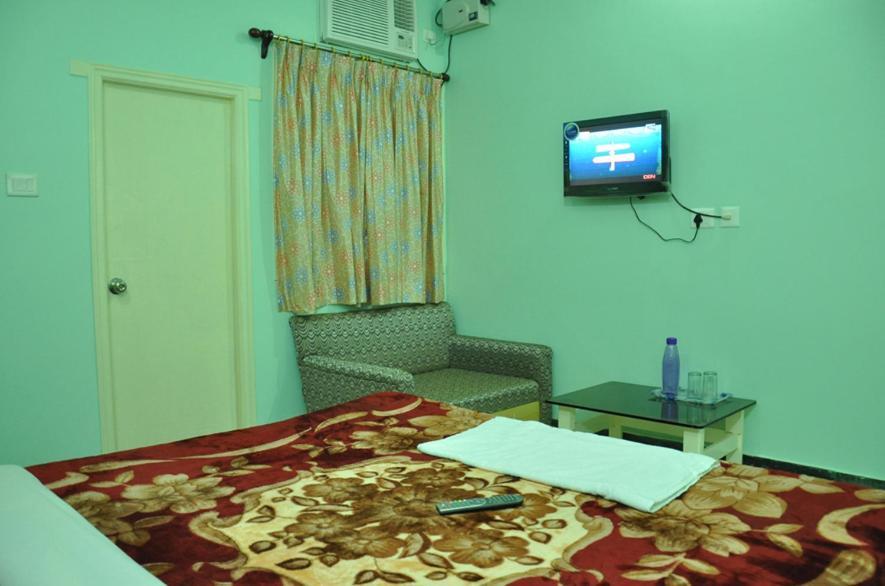 فاراناسي Hotel Kiran Palace الغرفة الصورة