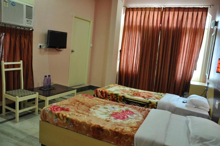 فاراناسي Hotel Kiran Palace الغرفة الصورة