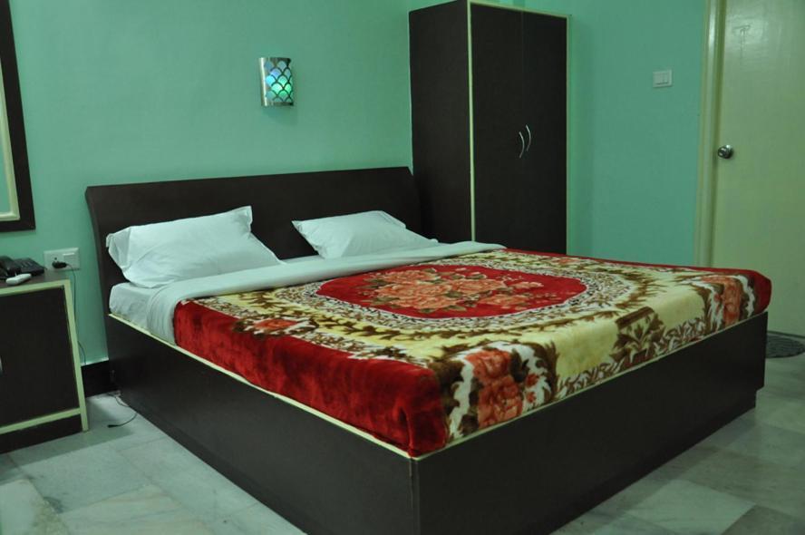 فاراناسي Hotel Kiran Palace الغرفة الصورة