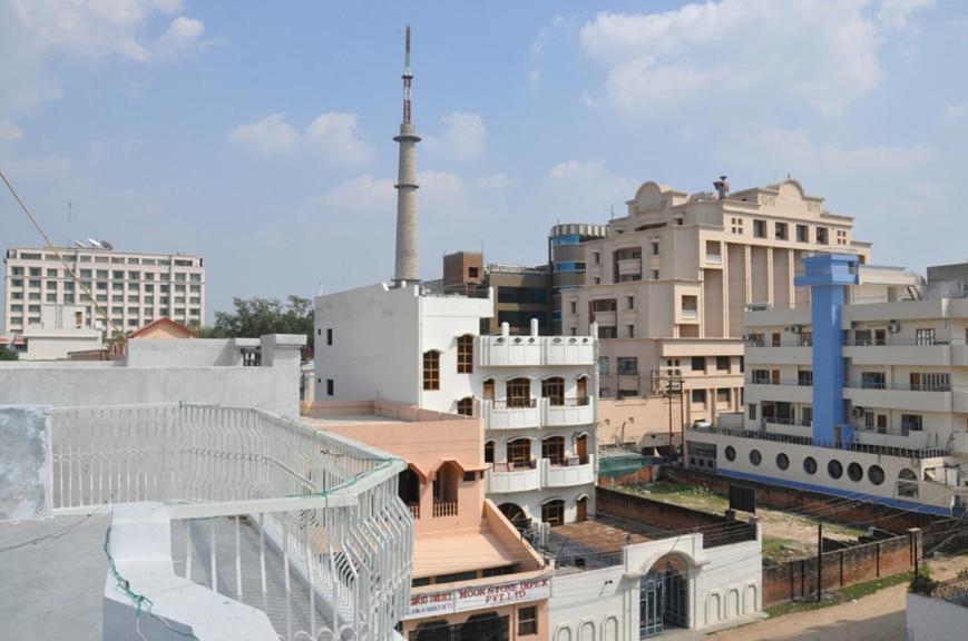 فاراناسي Hotel Kiran Palace المظهر الخارجي الصورة