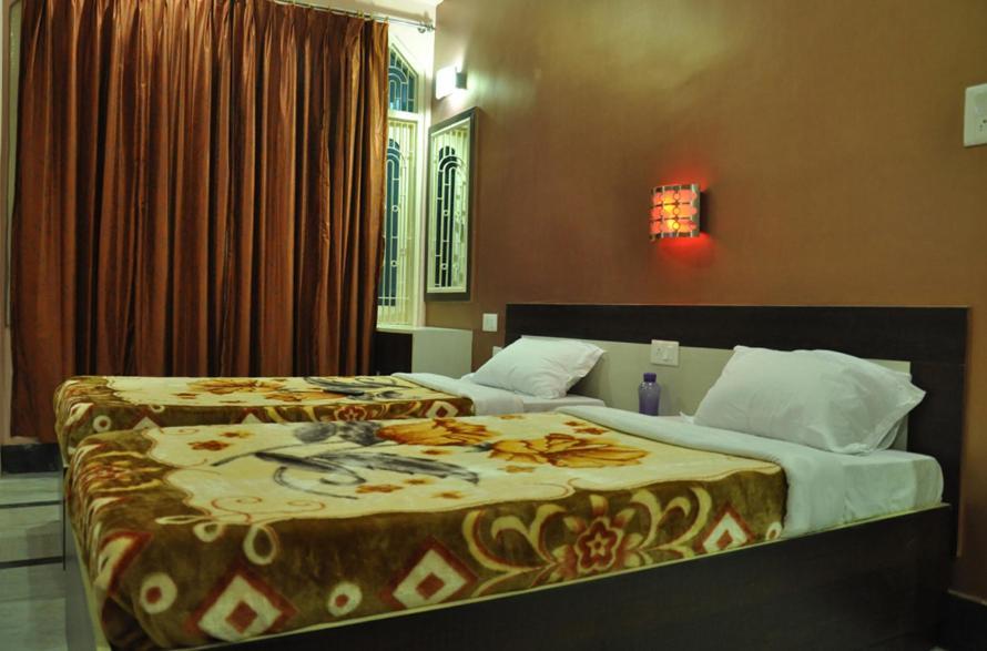 فاراناسي Hotel Kiran Palace المظهر الخارجي الصورة