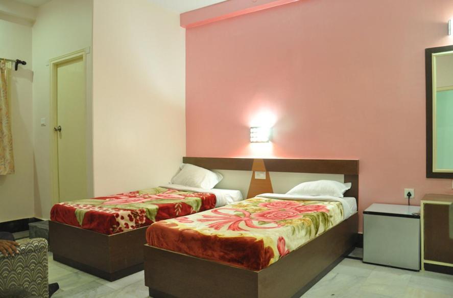 فاراناسي Hotel Kiran Palace المظهر الخارجي الصورة