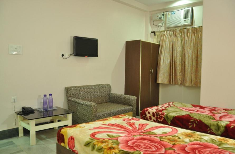 فاراناسي Hotel Kiran Palace المظهر الخارجي الصورة