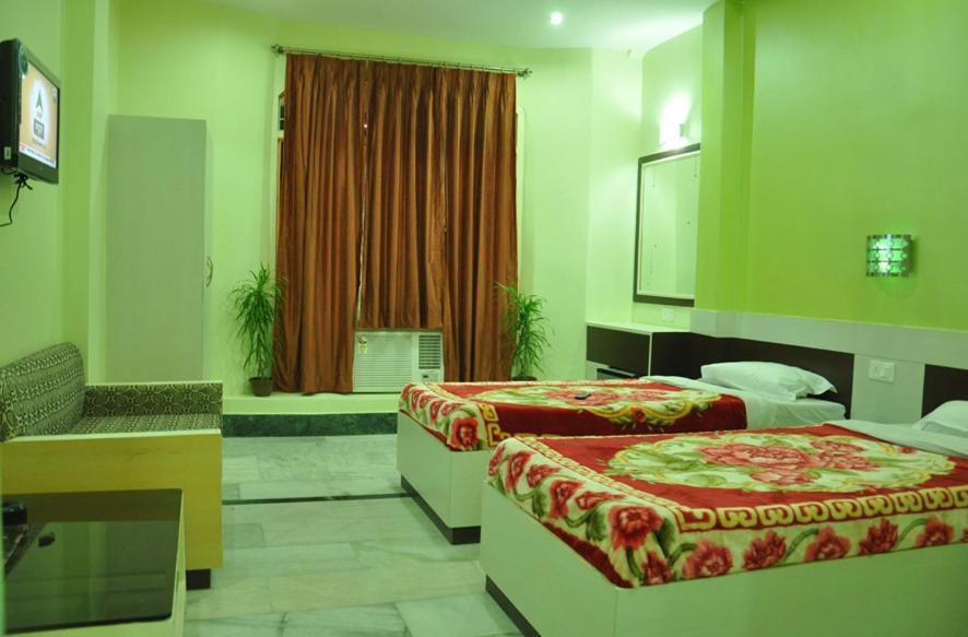 فاراناسي Hotel Kiran Palace المظهر الخارجي الصورة